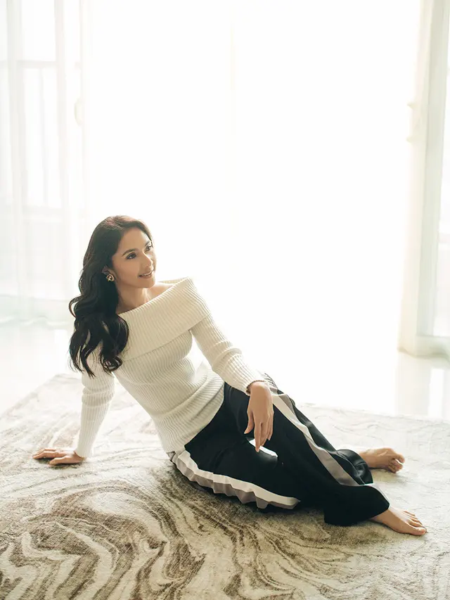 Venue: The Ritz Carlton - Pacific Place, Jakarta | Fotografi: Windy Sucipto | Beauty Editor: Arisa Mukharliza | Makeup: @irasumardi | Hair-do: @fajrisalonnew | Wardrobe: Off the shoulder top - Day and Night. Trousers with lining - Jeffry Tan.