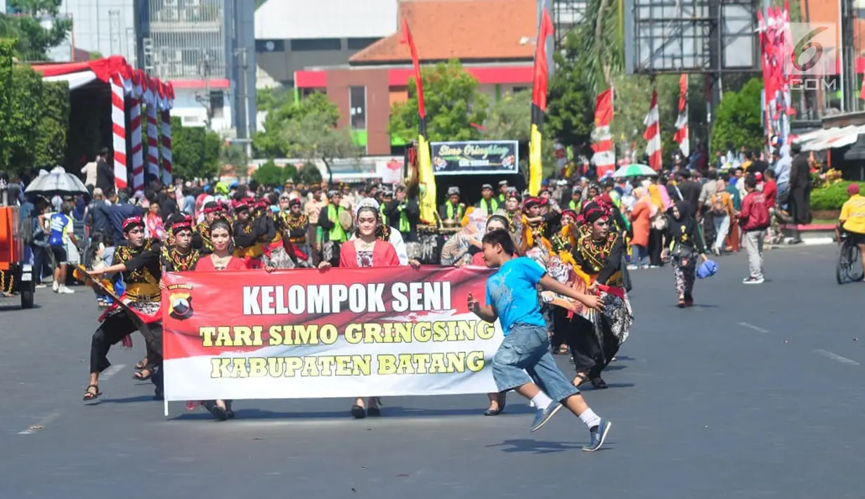 Peserta memeriahkan kirab defile perayaan HUT ke-73 Bhayangkara di kawasan Simpang Lima Semarang, Rabu (10/7/2019). Kirab defile itu menampilkan aeromodeling, polisi cilik, seni bela diri, drum band, barongsari, kesenian Jateng, komunitas,dan Ormas. (Liputan6.com/Gholib)