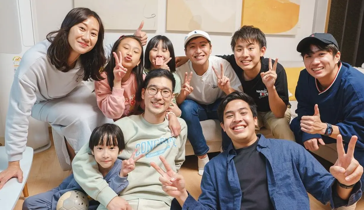 Momen pertemuan Waseda Boys dan Kimbab Family dibagikan kanal YouTube masing-masing. Dalam unggahan Instagram, keluarga kimbab mengungkapkan rumahnya jadi semakin ramai saat empat orang sahabat yang bertemu di Waseda University itu datang ke rumahnya. (Liputan6.com/IG/@kimbabfamily.official)