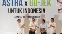 Menkominfo Rudiantara (kiri) dengan CEO dan pendiri Go-Jek Nadiem Makarim (dua kanan) dan Presiden Direktur PT Astra International Prijono Sugiarto (dua kiri) saat penandatanganan kerja sama antara Astra dan Go-Jek di Jakarta, Senin (12/2). (Liputan6.com)