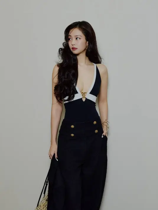 Sorotan terbesar datang dari koleksi cincin Coco Crush bernuansa emas yang melingkar di jari Jennie. Ia mengenakan Coco Crush Ring seri J13001 bertabur diamond dengan harga fantastis mencapai USD 19.650 atau sekitar Rp349,4 juta. Jennie juga memadukannya dengan Coco Crush Ring seri J10571 seharga USD 3.350 atau sekitar Rp59,5 juta.  [@jennierubyjane]