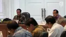 Suasana saat Presiden Joko Widodo memimpin Rapat Terbatas Evaluasi Proyek Strategis Nasional di Kantor Presiden, Jakarta, Senin (16/4). Jokowi juga meminta proyek strategis yang dimulai pada 2017 untuk segera diselesaikan. (Liputan6.com/Angga Yuniar)