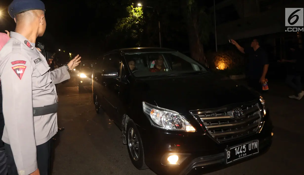 Mobil yang membawa penyidik KPK meninggalkan rumah Ketua DPR Setya Novanto di Kebayoran Baru, Jakarta, Kamis (16/11). Setelah keluar dari kediaman Novanto, mereka langsung menuju kendaraan dikawal sejumlah anggota Brimob. (Liputan6.com/Johan Tallo)