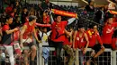 Para suporter Semen Padang terus memberikan applaus kepada tim kesayangan mereka meski Kabau Sirah harus menyerah 0-2 dari Persija Jakarta (Liputan6.com/Helmi Fithriansyah)