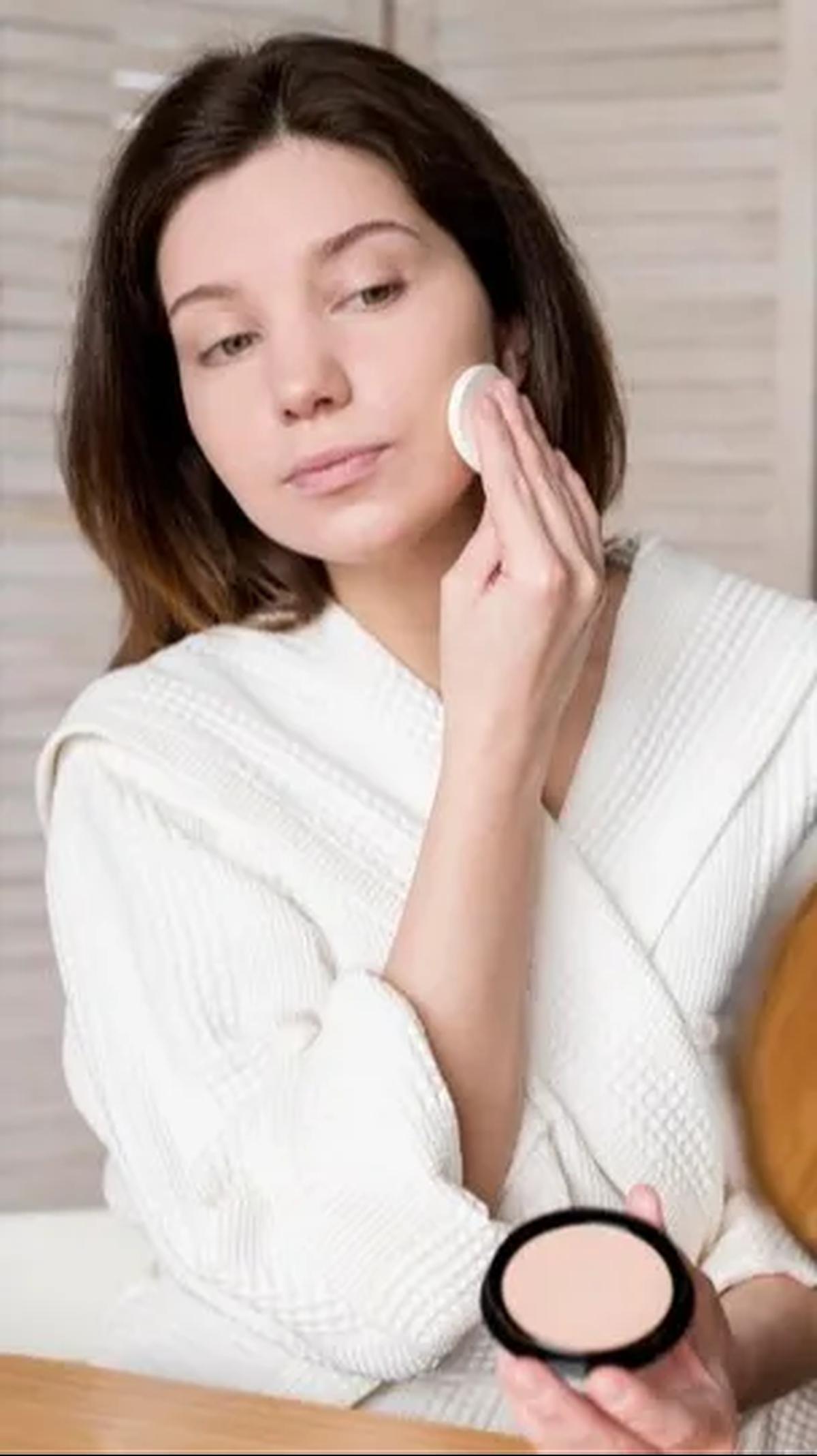Meskipun keduanya digunakan sebagai alas bedak untuk menutupi kekurangan pada wajah, namun ternyata memiliki perbedaan yang cukup mencolok. Yuk, simak perbandingannya agar kamu bisa memilih mana yang sesuai dengan karaktermu!
