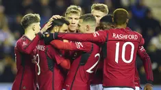 Para pemain Manchester United berselebrasi setelah Bruno Fernandes mencetak gol kedua timnya ke gawang  Wigan Athletic pada laga putaran ketiga FA Cup 2023/2024 di DW Stadium, Selasa (9/1/2024) dini hari WIB. (AP Photo/Jon Super)