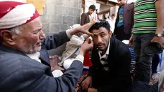 Seorang pria saat kelopak matanya dirias dengan kohl atau celak di  Masjid Agun di kota tua ibukota Sanaa, Yama, (19/5). Pemakaian kohl atau celak diyakini muslim Yaman mampu membersihkan dan melindungi mata dari penyakit. (AFP Photo/Mohammed Huvais)