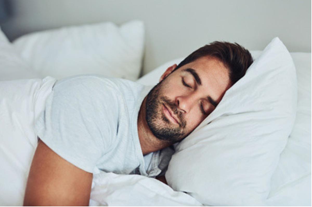 Ilustrasi Pria Tidur (sumber: unsplash)