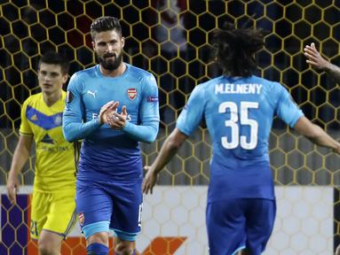 Para pemain Arsenal merayakan gol yang dicetak oleh Theo Walcott, pada laga Liga Europa di Stadion Borisov, Kamis (28/9/2017). Arsenal menang 4-2 atas BATE Borisov. (AP/Sergei Grits)