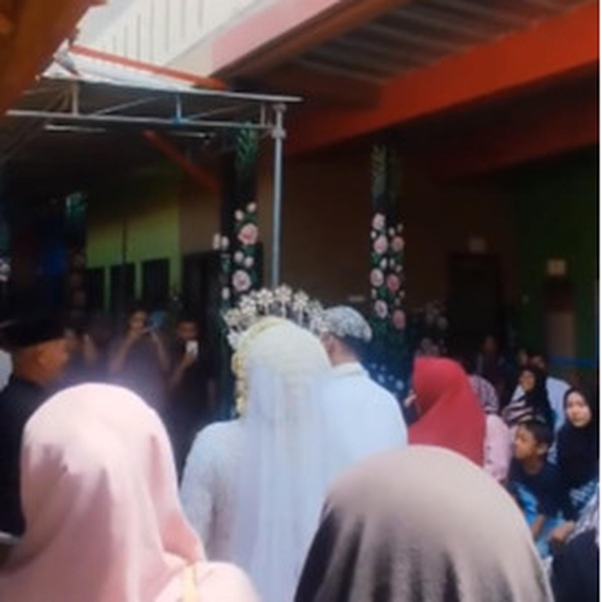 Momen Unik Pasutri Baru Datangi TPS buat Nyoblos