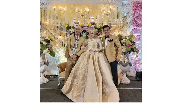 Kemudian pada malam harinya dilanjutkan resepsi pernikahan keduanya. Ade dan Irene tampil serasi dengan busana bernuansa emas.
