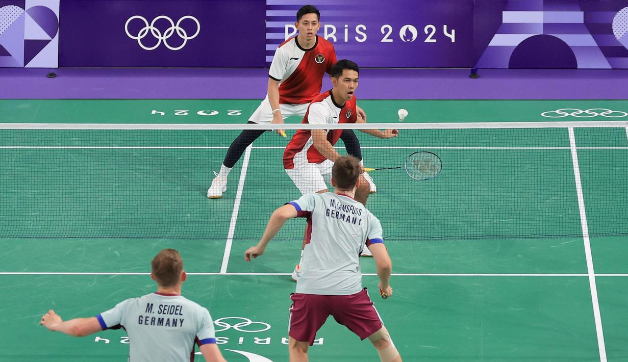 Pebulu tangkis ganda putra Indonesia, Fajar Alfian/Rian Ardianto berfoto berusaha mengembalikan kok ke arah pasangan Jerman, Mark Lamsfuss/Marvin Seidel pada Grup C cabang olahraga bulu tangkis Olimpiade Paris 2024 di Porte de la Chapelle Arena, Paris, Pancis, Sabtu (27/07/2024). (Dok. NOC Indonesia/Naif Muhammad Al’as)