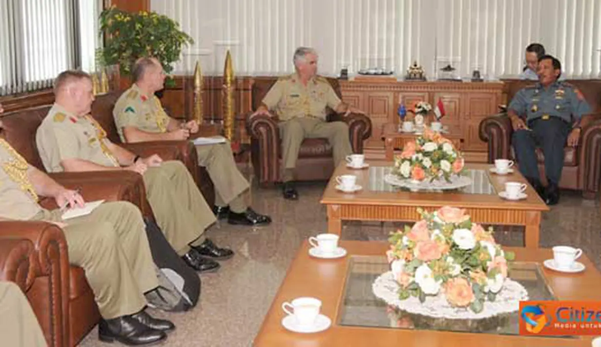 Citizen6, Jakarta: Panglima TNI Laksamana TNI Agus Suhartono, S.E., beserta para staf menerima kunjungan Kasad Australia, Lt General K. J. Gillespie, AO, DSC, CSM., di Mabes TNI, Cilangkap, Jakarta Timur, Senin (28/3). (Pengirim: Badarudin Bakri Badar)