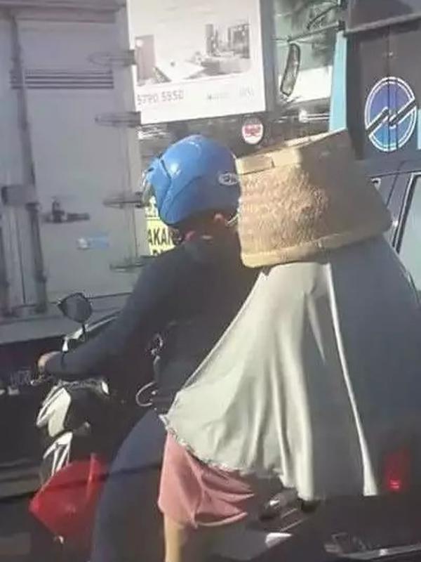Wah helmnya pake bakul nasi.  (Sumber: Instagram/@ngakakkocak)