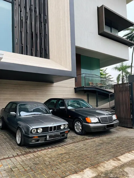 BMW E30 Coupe dan Mercedes-Benz S320 W140. (Source: Instagram/@ariefmuhammad)