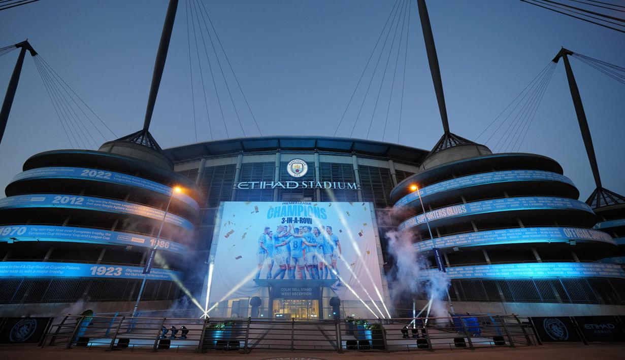Spanduk raksasa Manchester City juara Liga Inggris terpampang di depan Stadion Etihad, Sabtu (20/5/2023). City memastikan gelar juara setelah Arsenal dikalahkan Nottingham Forest dengan skor 0-1 pada lanjutan Liga Inggris 2022/2023 hari Minggu (21/05/2023). (AP Photo/Jon Super)