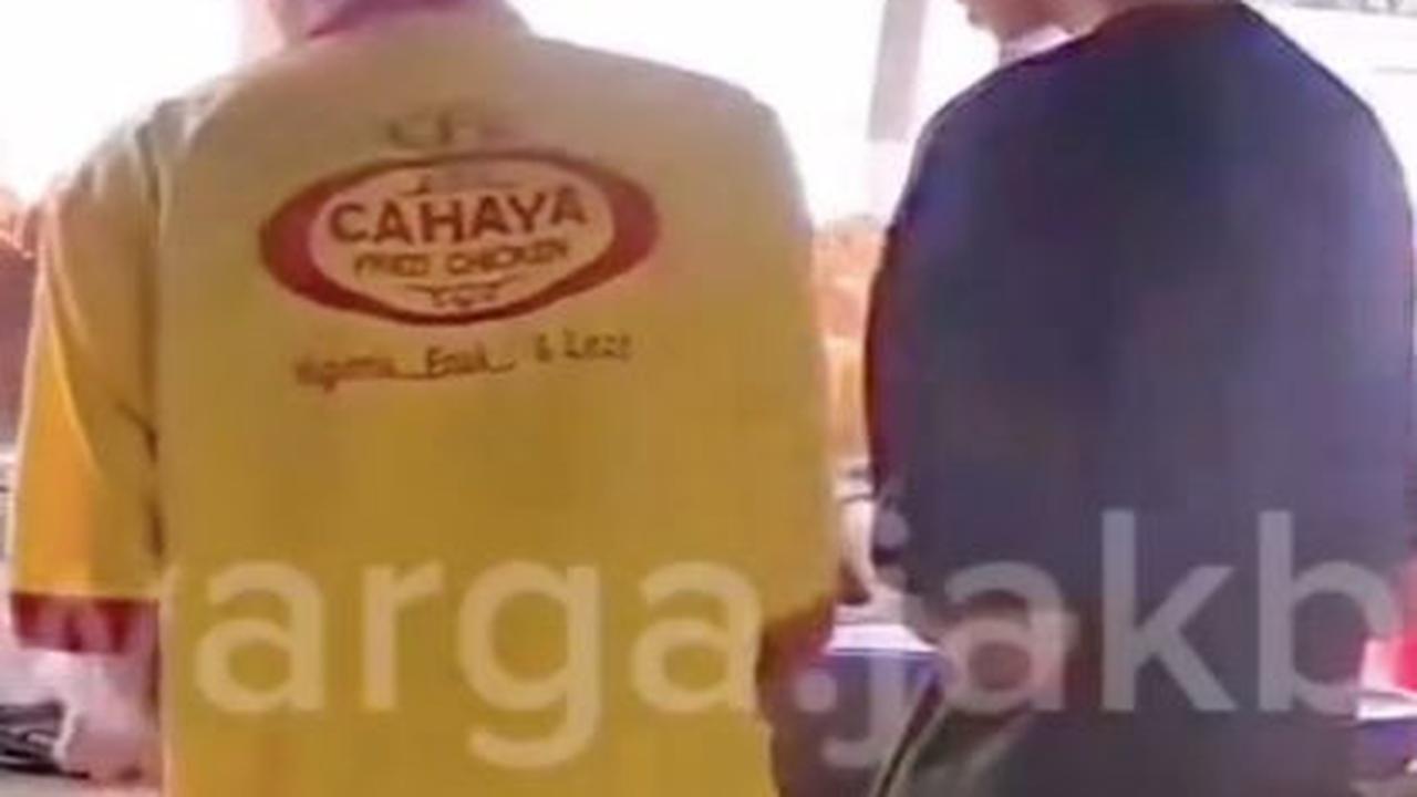 Memaksa Sambil Melotot<br>