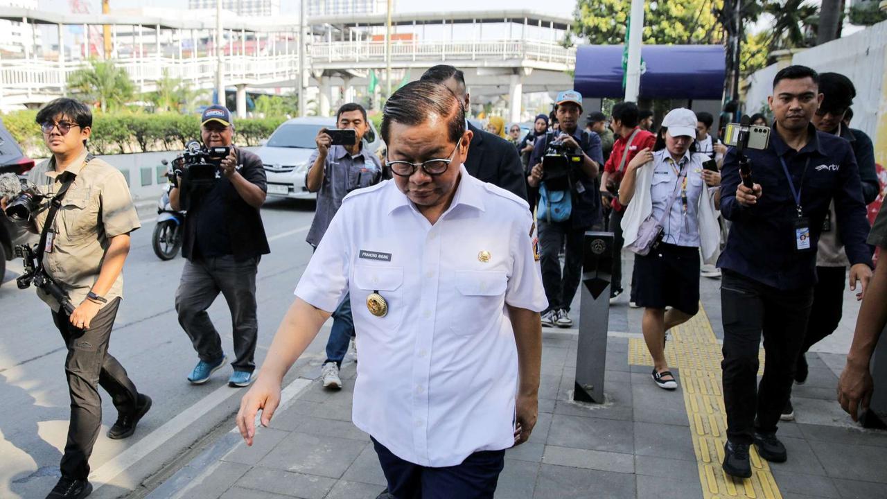 Momen Pramono Anung Naik Transjakarta di Hari Pertama ASN Wajib Gunakan Transportasi Umum