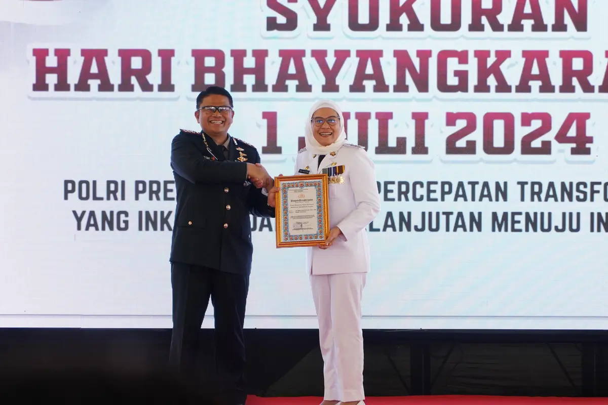 Kapolres Indramayu, M. Fahri Siregar, memberikan penghargaan kepada Bupati Nina Agustina (Istimewa)
