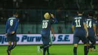 Arema Cronus semakin nyaman di puncak klasemen setelah menang tipis 2-1 atas PS TNI di Stadion Kanjuruhan, Kabupaten Malang, Jumat (25/11/2016). (Bola.com/Iwan Setiawan)