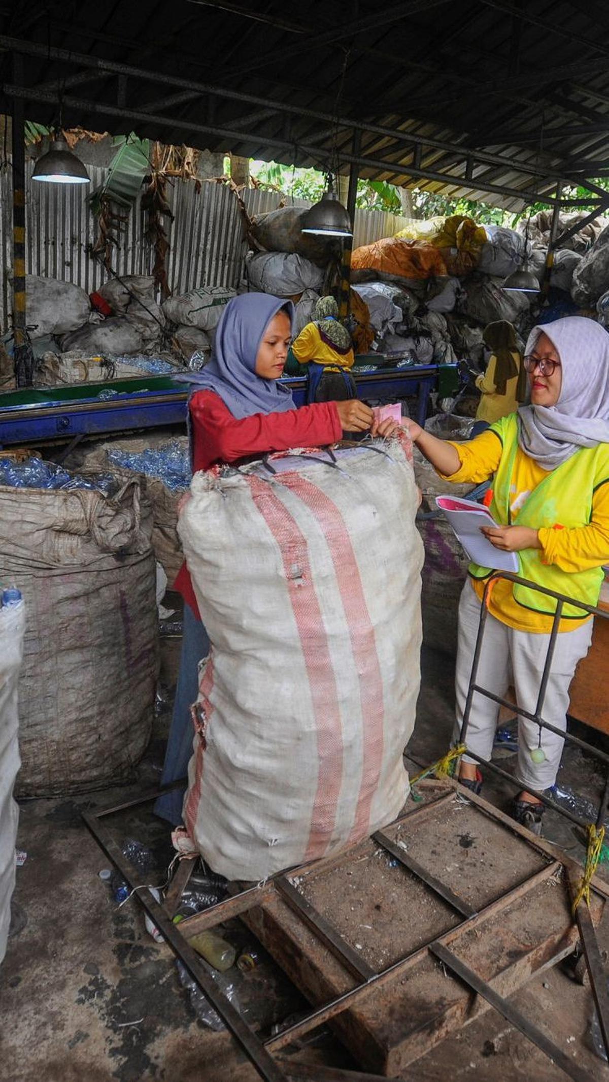 Koperasi yang mempekerjakan sekitar 50 pemulung ini sudah berjalan lebih dari sepuluh tahun.