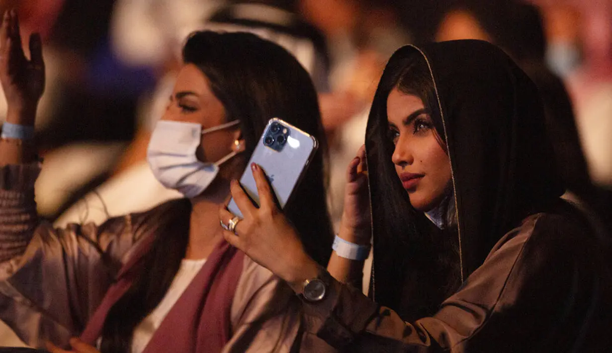Penonton yang telah divaksinasi virus corona menonton penyanyi Saudi Mohammed Abdu di Super Dome yang baru dibangun, di Jeddah, Arab Saudi, Kamis (8/7/2021). Konser ini diselenggarakan Otoritas Hiburan Umum Saudi setelah kerajaan mencabut pembatasan virus corona pada acara di bulan Mei. (AP Photo/Am