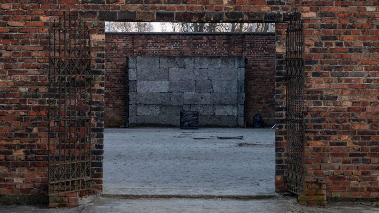 FOTO: Inilah Tembok Kematian Saksi Bisu Kekejaman Nazi Eksekusi Korban Holocaust di Kamp Konsentrasi Auschwitz Polandia
