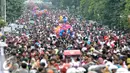 Ribuan warga saat mengikuti Kirab Budaya Merah Putih di Bogor, Jawa Barat, Minggu (13/11). Acara ini bertujuan untuk memperkenalkan budaya bangsa kepada anak-anak muda dan sekaligus mempromosikan wisata serta kuliner Bogor. (Liputan6.com/Yoppy Renato)