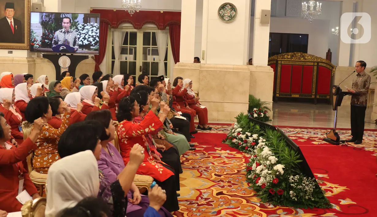 Presiden Joko Widodo atau Jokowi (kanan) memberikan sambutan saat membuka Kongres XXV Wanita Indonesia (KOWANI) di Istana Negara, Jakarta, Selasa (3/12/2019). Dalam kongres tersebut juga dilakukan pemilihan calon ketua umum Kowani yang baru. (Liputan6.com/Angga Yuniar)
