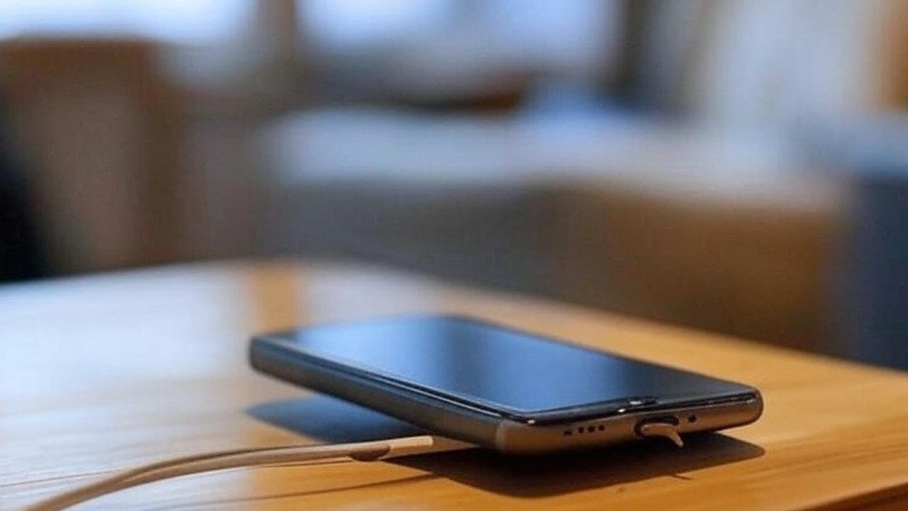 HP sedang dicas