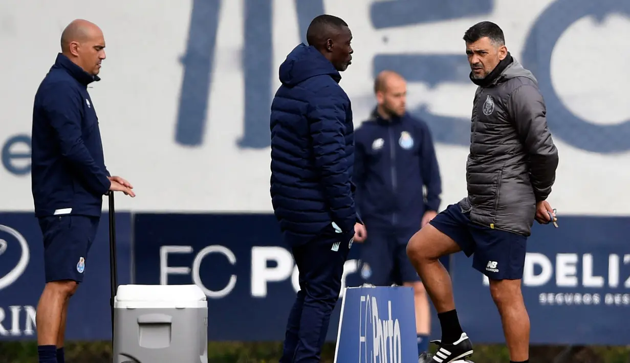 <p>Pelatih FC Porto Sergio Conceicao (kanan) memimpin sesi latihan di tempat latihan Olival, Vila Nova de Gaia, dekat Porto, Portugal, 21 Februari 2023. FC Porto akan menghadapi Inter Milan pada pertandingan sepak bola leg pertama babak 16 besar Liga Champions. (MIGUEL RIOPA/AFP)</p>