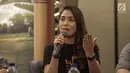 Pemain film Guru Ngaji, Andania Suri memberi keterangan saat jumpa pers di Jakarta, Senin (19/2). Film ini bercerita tentang guru ngaji yang ikhlas mengajar, namun untuk mencukupi kehidupannya dia harus bekerja sebagai badut. (Liputan6.com/Faizal Fanani)