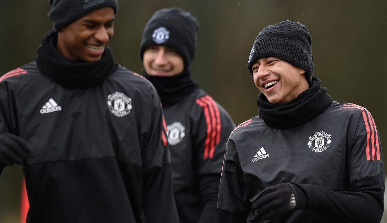 Pemain Manchester United, Marcus Rashford dan Jesse Lingard tertawa saat latihan jelang laga Liga Champions di Manchester, Senin (12/3/2018). Manchester United akan berhadapan dengan Sevilla. (AFP/Oli Scarff)
