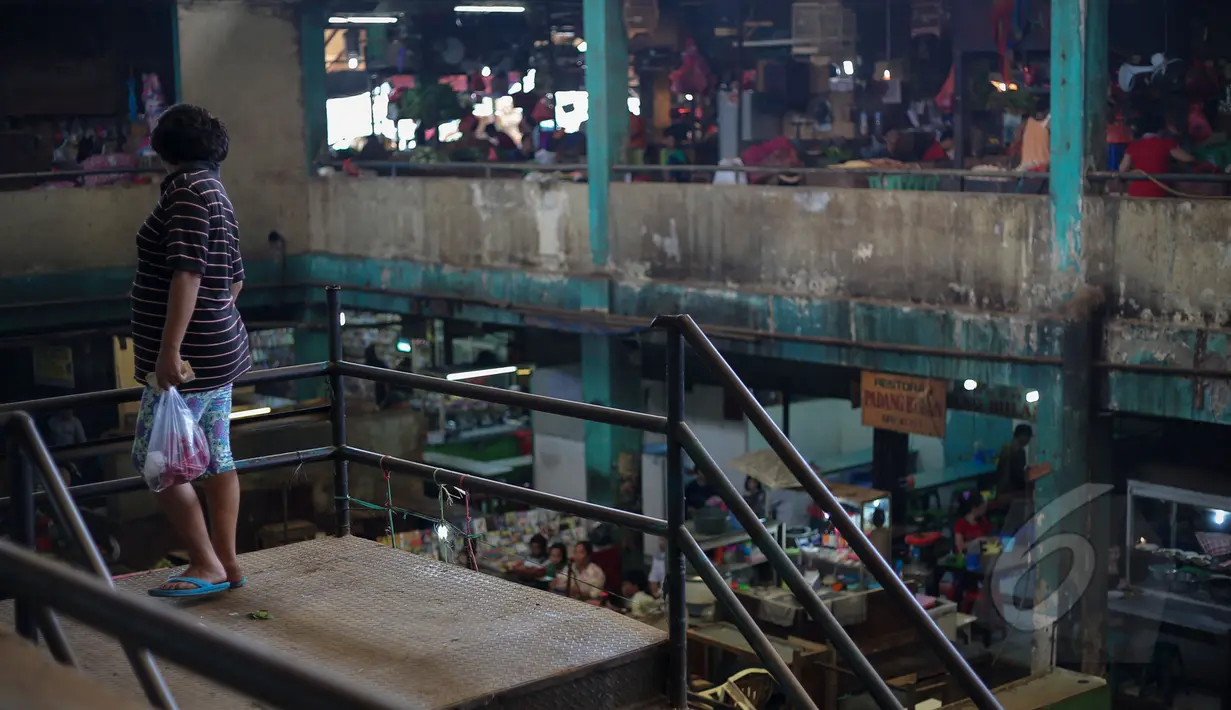 Salah satu pembeli di Pasar Inpres Blok VI Senen, Jakarta, Rabu (14/4/2015). Kementerian Perdagangan akan merevitalisasi pasar rakyat, tidak sekadar perbaikan fisik tetapi juga dari sisi ekonomi, sosial budaya, dan manajemen. (Liputan6.com/Faizal Fanani)