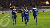 Penyerang Persib Bandung Firman Utina melakukan selebrasi usai berhasil menjebol gawang DC United (Liputan6.com/Helmi Fithriansyah).