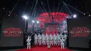 Pasukan Stormtroopers dan robot BB-8 berpose di atas karpet merah selama Premiere Star Wars Eropa: Jedi Terakhir di Royal Albert Hall di London, Inggris (12/12). (AFP Photo/Daniel Leal-Olivas)