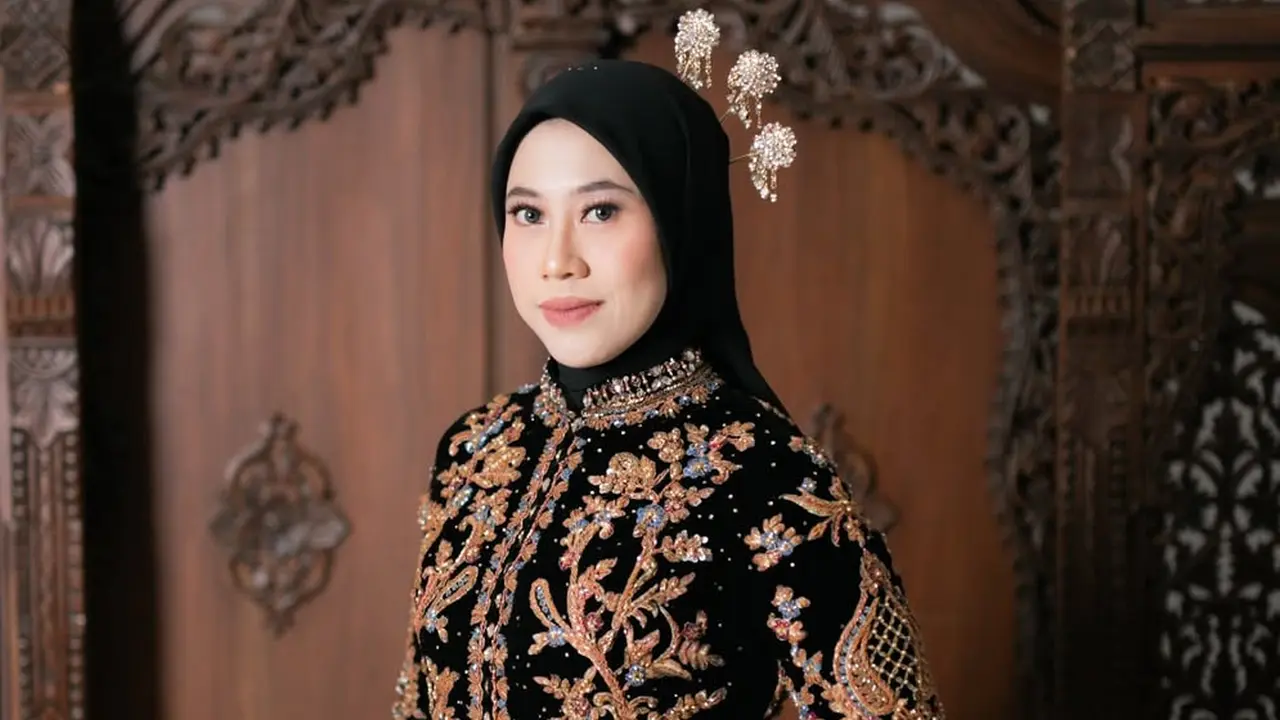 Gaya Megawati Hangestri Pakai Kebaya (Foto: Instagram @anarav.label)