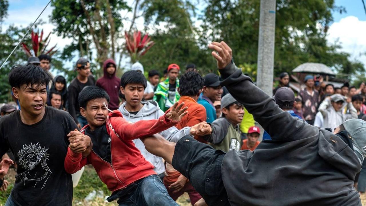 Meski terlihat seperti duel maut, ritual ini dilaksanakan dengan penuh kesenangan dan semangat kebersamaan.Para peserta melompat dan mengayunkan kaki setinggi mungkin untuk menjatuhkan lawan. Para peserta dilarang menggunakan tangan, memukul, atau menampa