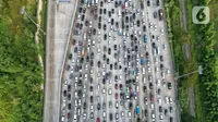 "Total volume kendaraan yang meninggalkan wilayah Jakarta melalui Gerbang Tol Cikampek Utama ini naik 95,23 persen jika dibandingkan lalu lintas normal sebanyak 86.279 kendaraan," katanya. (Liputan6.com/Angga Yuniar)
