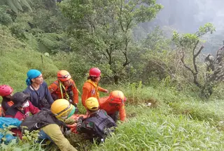 Tim SAR Gabungan masih terus melakukan evakuasi terhadap korban pesawat ATR 42-500 yang jatuh di Pegunungan Bulusaraung Sulsel. (Liputan6.com/ Fauzan)