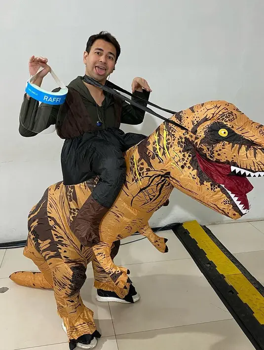 Tidak hanya di dunia akting, tahun 2006 Raffi pun bergabung dalam grup musik 'Bukan Bintang Biasa (BBB)' garapan Melly Goeslaw. Kala itu Raffi bersama Dimas Beck, Ayushita, Chelsea Olivia dan Laudya Cynthia Bella. (Instagram/raffinagita1717)