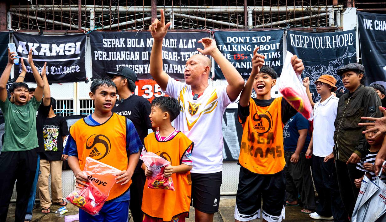Keseruan Oki Rengga menyanyikan lagu-lagu yang ada di film animasi Garuda Di Dadaku bersama para peserta Liga Akamsi. (Dok. Film Animasi Garuda Di Dadaku)
