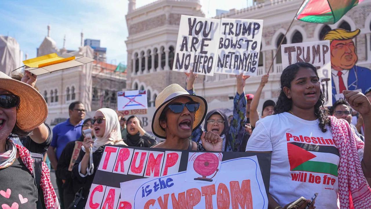 FOTO: Warga Malaysia Serukan Hentikan Agresi di Gaza saat Kunjungan Trump
