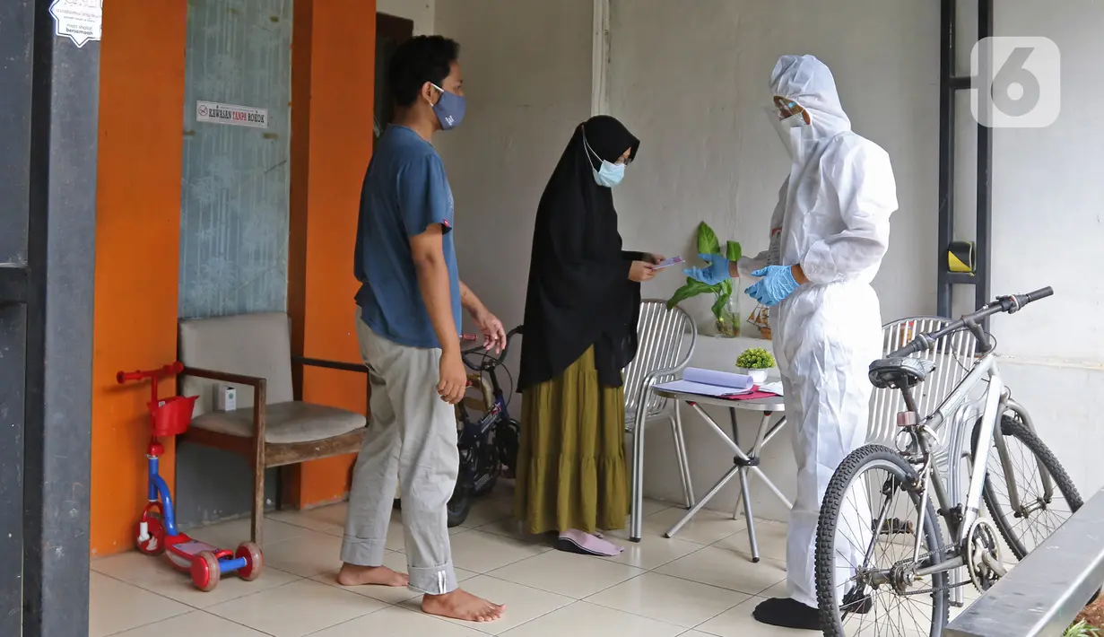 Warga menggunakan hak pilihnya dalam Pilkada 2020 di kawasan Depok, Rabu (9/12/2020). Petugas KPPS di Pilkada Depok 2020 melakukan jemput bola atau mengambil suara dari warga yang diduga terpapar COVID-19 atau sedang menjalani isolasi mandiri di salah satu perumahan. (Liputan6.com/Herman Zakharia)