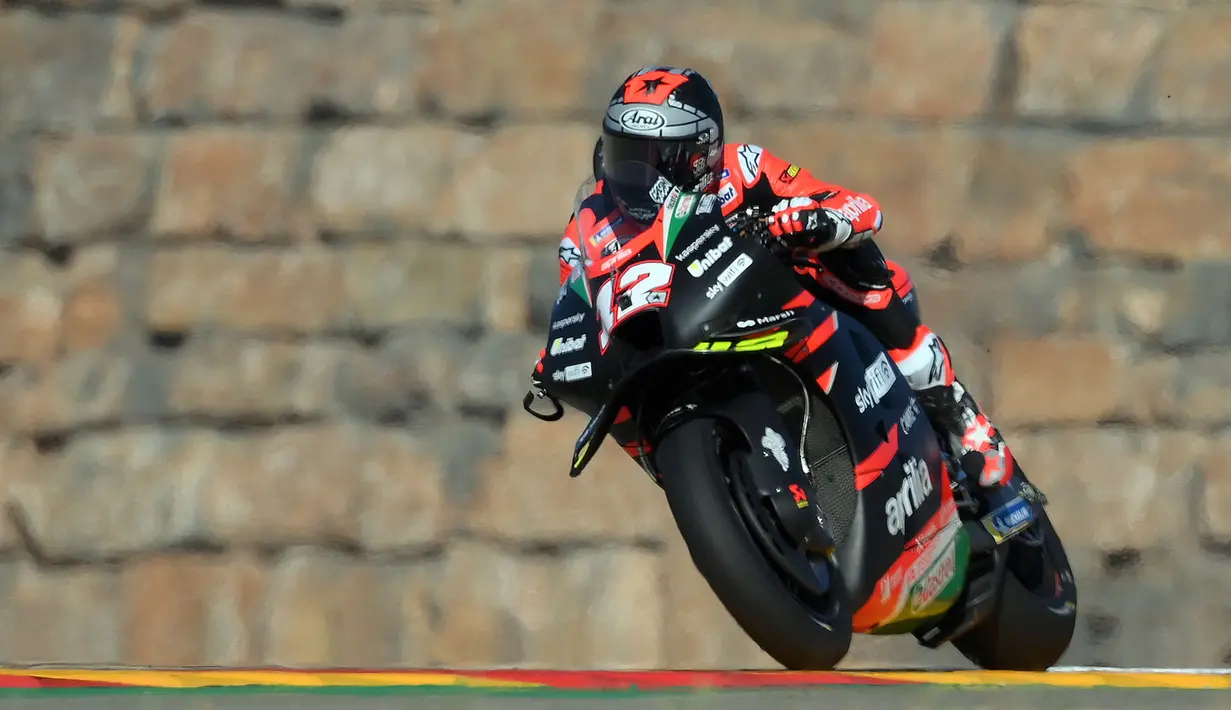 Pembalap asal Spanyol tersebut menjalani tes pada hari Minggu (31/08/2021) lalu pada sesi latihan. Hasilnya, tim Aprilia Racing akhirnya memberikan kesempatan untuk melakukan debutnya di GP Aragon 2021. (Foto: AFP/Lluis Gene)