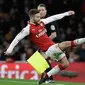 Pemain Arsenal Shkodran Mustafi menguasai bola saat bertandnag ke markas Chelsea pada laga leg kedua babak semifinal Piala Liga di Stadion Emirates, Kamis (25/1). Tiket final Piala Liga jatuh ke tangan Arsenal usai menang 2-1. (AP/Matt Dunham)