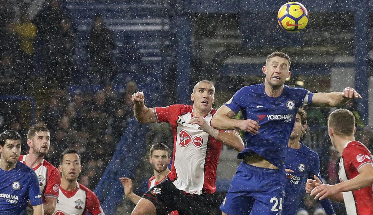 Duel pemain Chelsea, Gary Cahill (tengah) dan pemain Southampton, Oriol Romeu pada laga Premier League di Stamford Bridge, London, (16/12/2017). Chelsea menang 1-0. (AP/Tim Ireland)