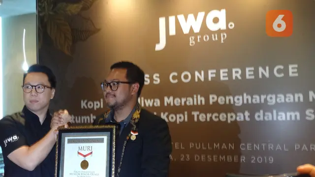 Penyerahan piagam MURI sebagai Rekor Pertumbuhan Kedai Kopi Tercepat Dalam Satu Tahun oleh Senior Manager MURI Andre Purwandono (kiri) kepada Founder Kopi Janji Jiwa Billy Kurniawan (kanan). (dok. Liputan6.com/Adhita Diansyavira)