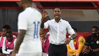 Pelatih Curacao asal Belanda, Patrick Kluivert, memberikan instruksi kepada para pemainnya selama pertandingan kualifikasi Amerika Tengah untuk Piala Dunia FIFA Qatar 2022 melawan Panama di Stadion Bisbol Nasional Rod Carew di Kota Panama pada 12 Juni 2021. (Luis ACOSTA/AFP)