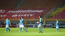 Bukan hanya itu, pemain Sulut United juga melakukan aksi Walk Out sebagai sikap menentang keputusan wasit. (Bola.com/Bagaskara Lazuardi)